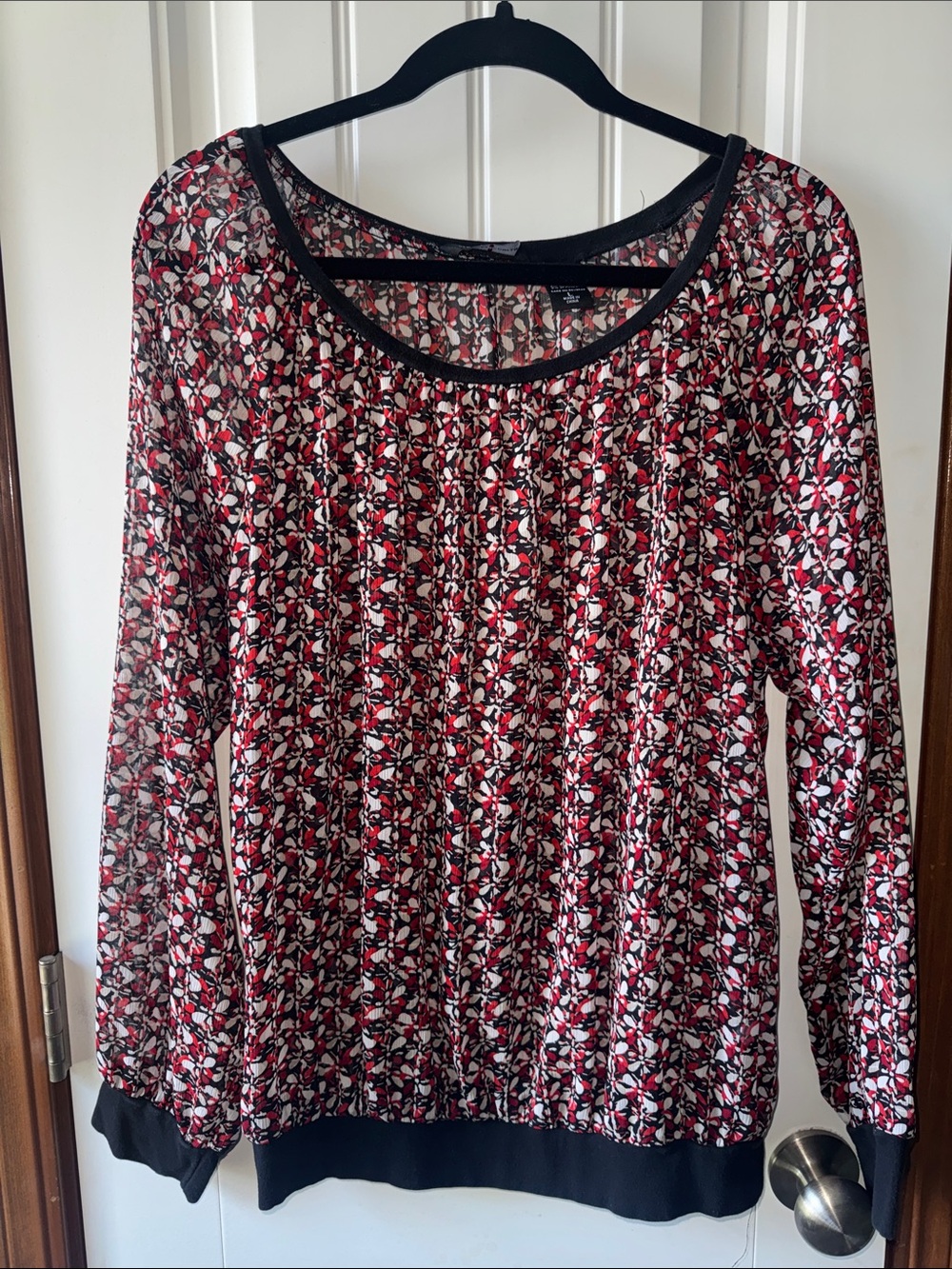 New York & Company Red, Black & White Floral Long Sleeve Top